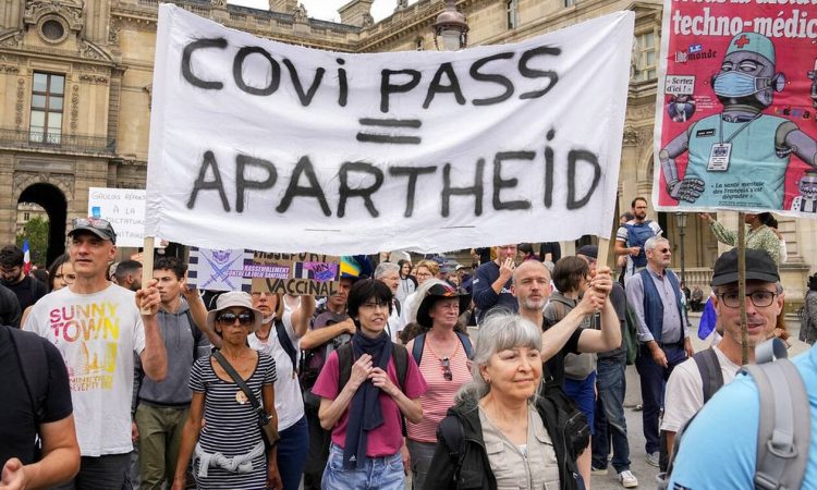 Λαϊκή «εξέγερση» στη Γαλλία για τους εμβολιασμούς – Το Charlie Hebdo «ξεγύμνωσε» τον Μακρόν