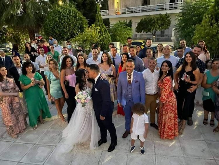 Όρκους αιώνιας πίστης κι αγάπης αντάλλαξαν ο Γιάννης και η Πετρούλα