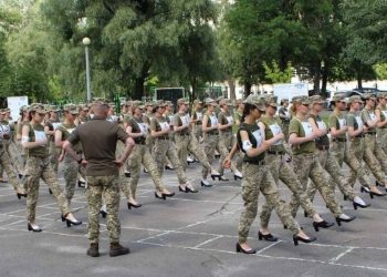 Φωτογραφίες: Συνεχίζονται οι αντιδράσεις για τις στρατιωτίνες που θα παρελάσουν με τακούνια