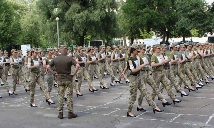 Φωτογραφίες: Συνεχίζονται οι αντιδράσεις για τις στρατιωτίνες που θα παρελάσουν με τακούνια