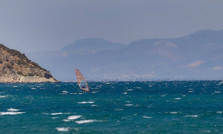 Καιρός: Με καλές θερμοκρασίες και ισχυρά μελτέμια το Σάββατο – Πού περιμένουμε βροχές