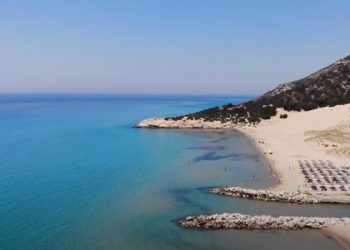 Η εξωτική παραλία της Αχαΐας με την απέραντη χρυσή αμμουδιά