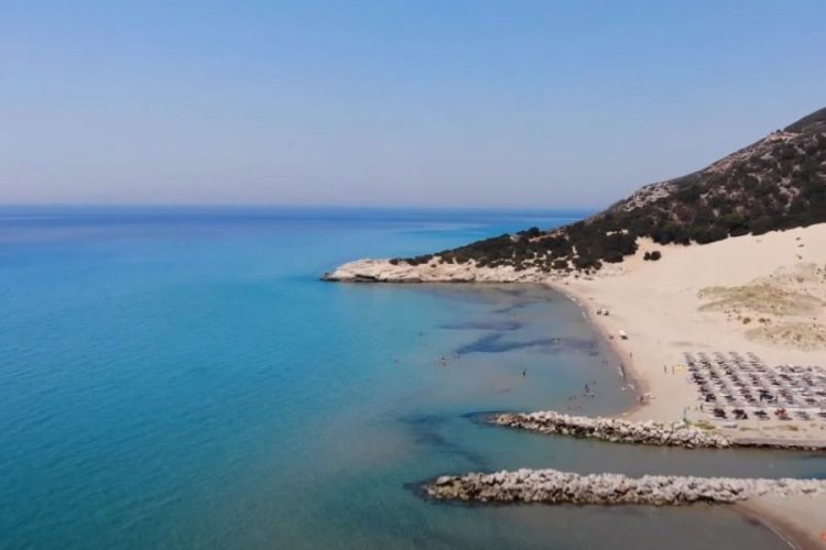 Η εξωτική παραλία της Αχαΐας με την απέραντη χρυσή αμμουδιά