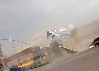 Ρωσία: Η τρομακτική στιγμή που οροφή κτηρίου πέφτει πάνω σε 14χρονη – Χαροπαλεύει το παιδί