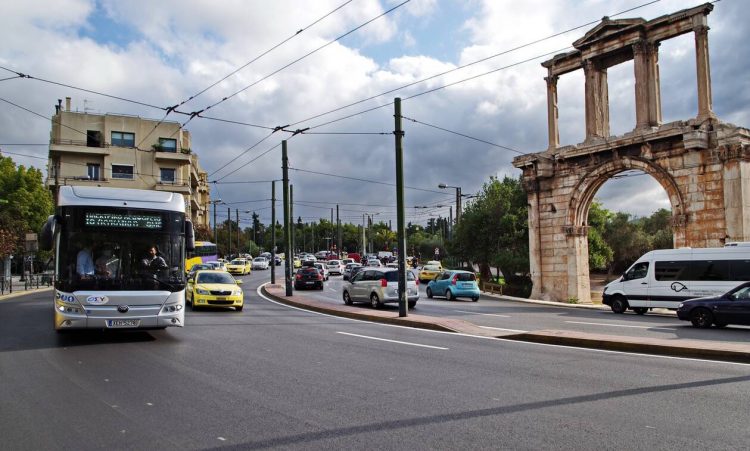 Εστίαση και διασκέδαση μόνο για εμβολιασμένους – Πανεπιστήμια και ΜΜΜ στο «τραπέζι» για τη συνέχεια