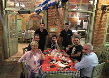 Νυφικό Κρεβάτι: Στα “Μεζεδοκαμώματα” οι πρωταγωνιστές της επιτυχημένης παράστασης