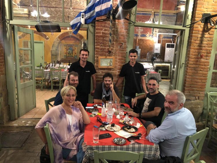 Νυφικό Κρεβάτι: Στα “Μεζεδοκαμώματα” οι πρωταγωνιστές της επιτυχημένης παράστασης