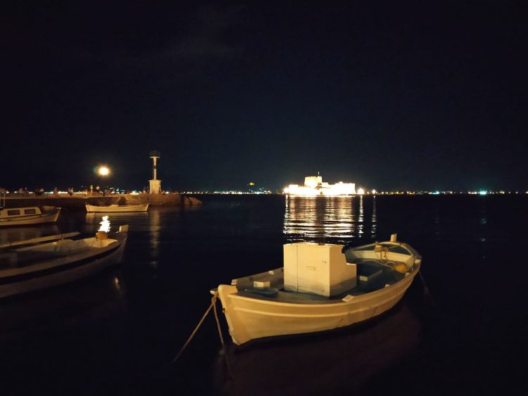 Ρομαντική βραδινή βόλτα στο Ναύπλιο