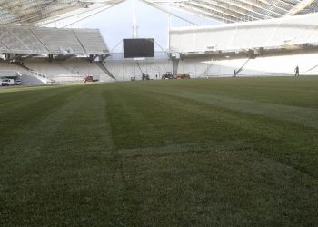 Γήπεδα μόνο για εμβολιασμένους: Επιμένει στη λάθος τακτική η Ελλάδα – Ερωτήματα και προβληματισμός