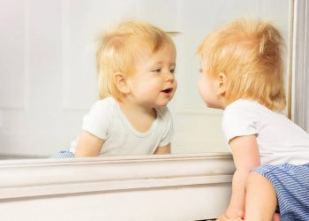 Παιχνίδια στον καθρέφτη: Πώς βοηθούν την ανάπτυξη του μωρού;