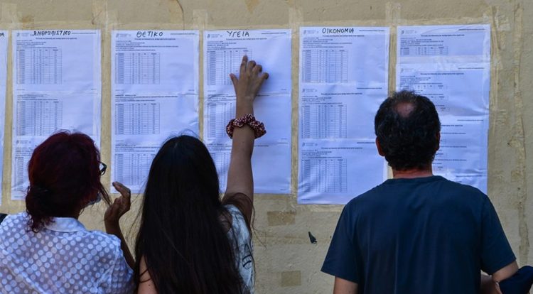 Πανελλαδικές 2021: Άνοδος των βάσεων στα «ρετιρέ» – Τα «πάνω» και τα «κάτω» των επιδόσεων