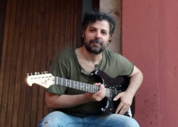 Συντροφιά με μία κιθάρα και τη μαγική φωνή του Πάνου Μπούσαλη υπό το φως της πανσελήνου στο Κάστρο της Μονεμβασιάς (video trikalaview.gr)