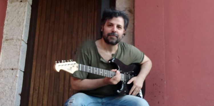 Συντροφιά με μία κιθάρα και τη μαγική φωνή του Πάνου Μπούσαλη υπό το φως της πανσελήνου στο Κάστρο της Μονεμβασιάς (video trikalaview.gr)