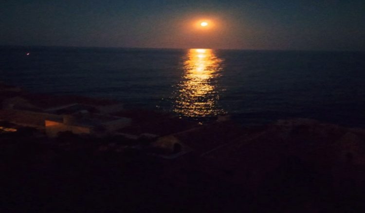 Mαγεύει η πανσέληνος στο κάστρο της Μονεμβασιάς -Εντυπωσιακές εικόνες του trikalaview.gr