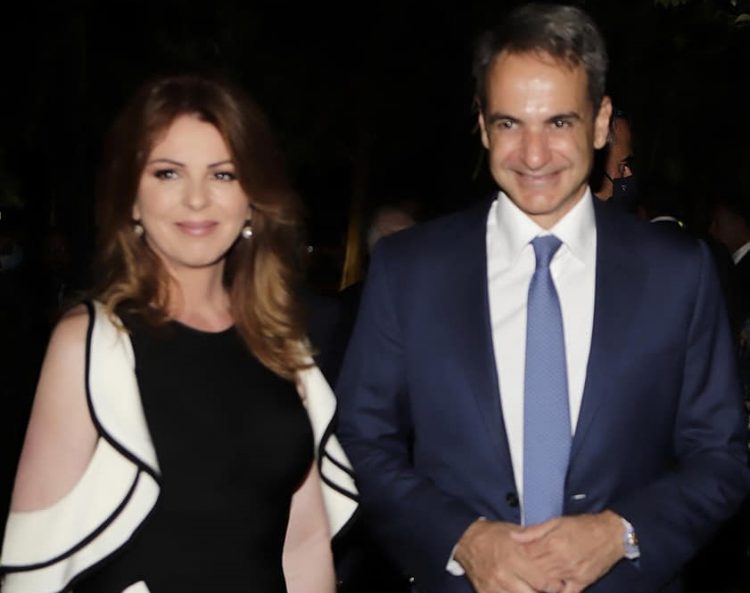 Εντυπωσίασε η Κατερίνα Παπακώστα στη δεξίωση στο Προεδρικό Μέγαρο για την επέτειο των 47 ετών από την αποκατάσταση της Δημοκρατίας (φωτό)