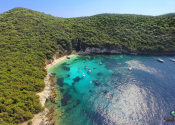 Η εντυπωσιακή παραλία “Πισίνα” στα Σύβοτα, με τα διάφανα, τιρκουάζ νερά