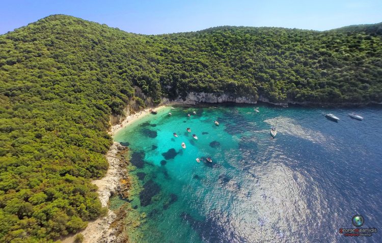 Η εντυπωσιακή παραλία “Πισίνα” στα Σύβοτα, με τα διάφανα, τιρκουάζ νερά