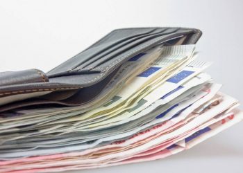 Λάρισα: To συγκινητικό μπράβο ταξίαρχου της ΕΛΑΣ σε 21χρονες που παρέδωσαν πορτοφόλι με 8.000 ευρώ