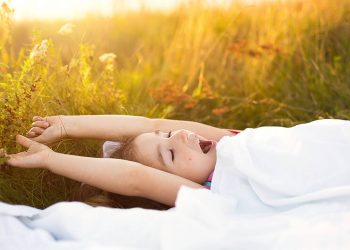 Πρέπει το παιδί να έχει σταθερό πρόγραμμα ύπνου το καλοκαίρι;