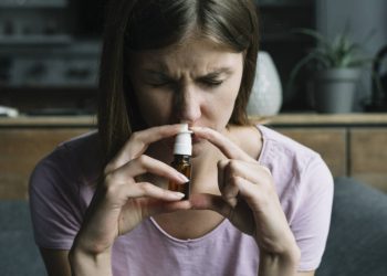 Τι πραγματικά σημαίνει όταν ξυπνάς με συνάχι μέσα στο καλοκαίρι;
