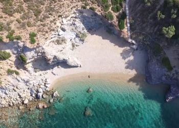 Η αθέατη παραλία στο Σούνιο με τα 99 σκαλοπάτια που θυμίζει νησί του Αιγαίου (drone)…