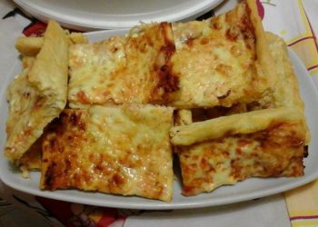 Σπιτική πίτσα με τέσσερα τυριά