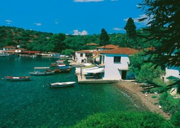 Έχει κρυστάλλινα νερά και τρως, πίνεις και κοιμάσαι με 15 ευρώ τη μέρα