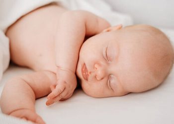 Ζέστη και μωρό: Tips για να κοιμάται ήρεμα χωρίς να ιδρώνει