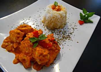 Κοτόπουλο με κρέμα και ντομάτα τη Έφης