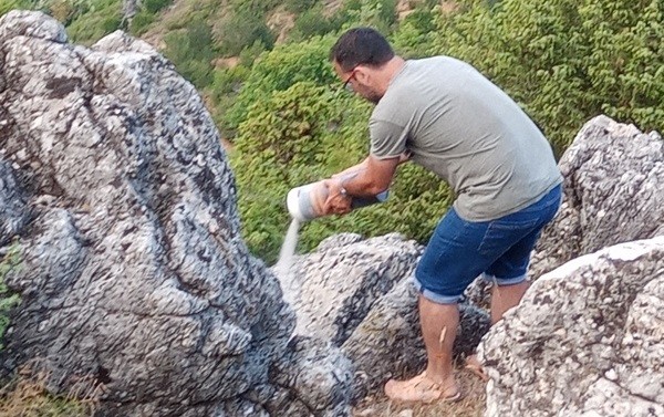ΣΚΟΡΠΙΖΟΝΤΑΣ ΤΗΝ ΤΕΦΡΑ ΓΑΛΛΟΥ ΦΙΛΕΛΛΗΝΑ ΚΑΙ ΦΥΣΙΟΛΑΤΡΗ ΣΤΟΝ ΟΛΥΜΠΟ