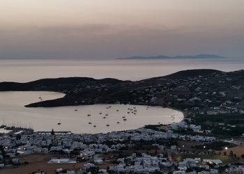 Πάρος: Πλωτές φωτεινές «πολιτείες» τα πλοία που καταπλέουν τις Αυγουστιάτικες νύχτες στο νησί (Βίντεο)