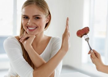 «Κόβουμε» το φαγητό και γλυτώνουμε από τις λοιμώξεις – Έρευνα αποκαλύπτει
