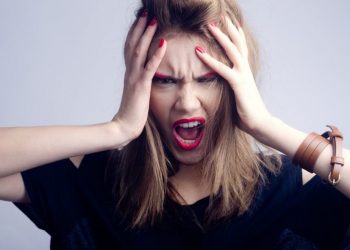 Γιατί έχεις νεύρα; Τι προβλήματα υγείας που μπορεί να επηρεάζουν τη διάθεσή σου