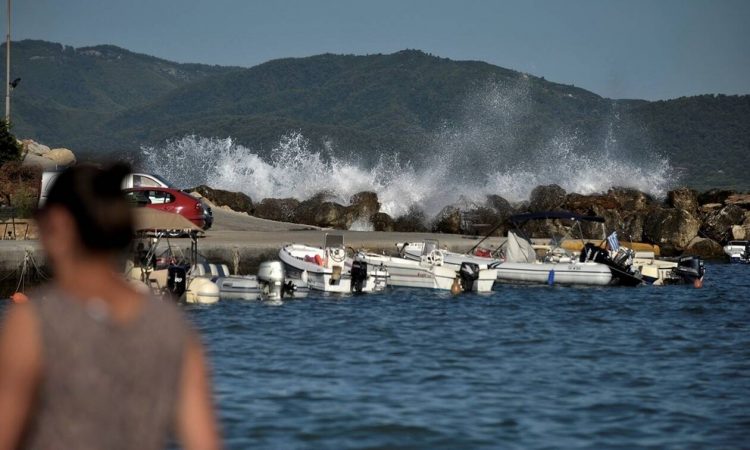 Καιρός: Σε φυσιολογικά επίπεδα η θερμοκρασία – Ενισχυμένο το μελτέμι στο Αιγαίο