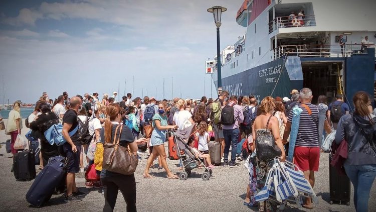 5 τύποι μαμάδων που συναντάς στο καράβι (και θες να ρίξεις στη θάλασσα!)