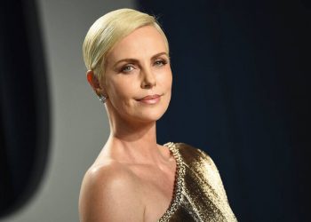 Σαρλίζ Θερόν: Οι βόλτες της σταρ του Χόλυγουντ στα στενά της Ύδρας