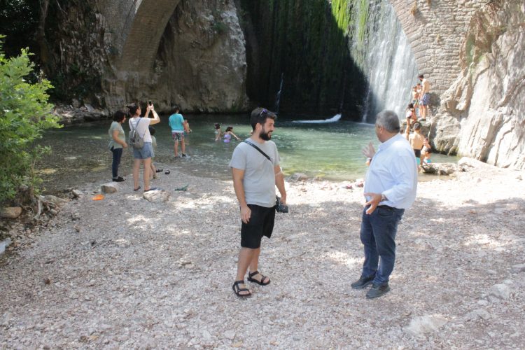 Στο τοξωτό γεφύρι και στους Καταρράκτες Παλαιοκαρυάς ο Δήμαρχος Πύλης συναντήθηκε με ομάδα κατασκήνωσης