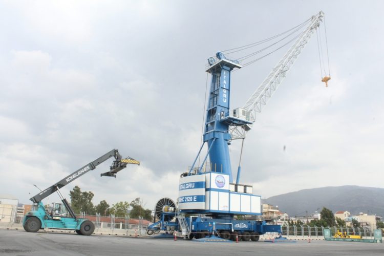 Aυτοκινούμενο γερανό και μηχάνημα διακίνησης εμπορευματοκιβωτίων απέκτησε το λιμάνι του Βόλου