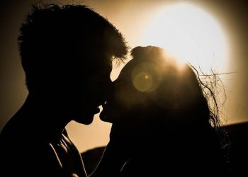 Η ιστορία του φιλιού: Πότε άρχισαν να φιλιούνται οι άνθρωποι – Δεν είναι πάντα αυτό που νομίζεις
