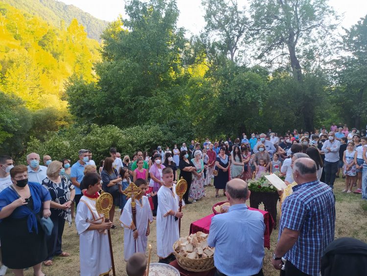 Κατάνυξη στον Εσπερινό για την Κοίμηση της Θεοτόκου στο ομώνυμο μοναστήρι στο Μέτσοβο