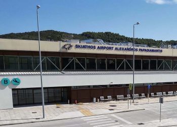 Αστυνομικός έσωσε τουρίστρια από πνιγμό στο αεροδρόμιο Σκιάθου-Εύσημα στον Δόκιμο αστυφύλακα Σπύρο Πουλιανίτη
