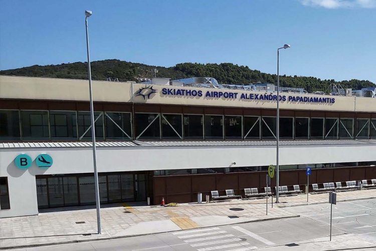 Αστυνομικός έσωσε τουρίστρια από πνιγμό στο αεροδρόμιο Σκιάθου-Εύσημα στον Δόκιμο αστυφύλακα Σπύρο Πουλιανίτη