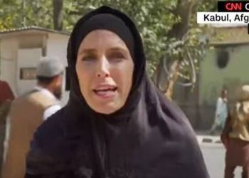 Αφγανιστάν: Viral η δημοσιογράφος του CNN που άλλαξε αμφίεση για να προσαρμοστεί στην εποχή Ταλιμπάν