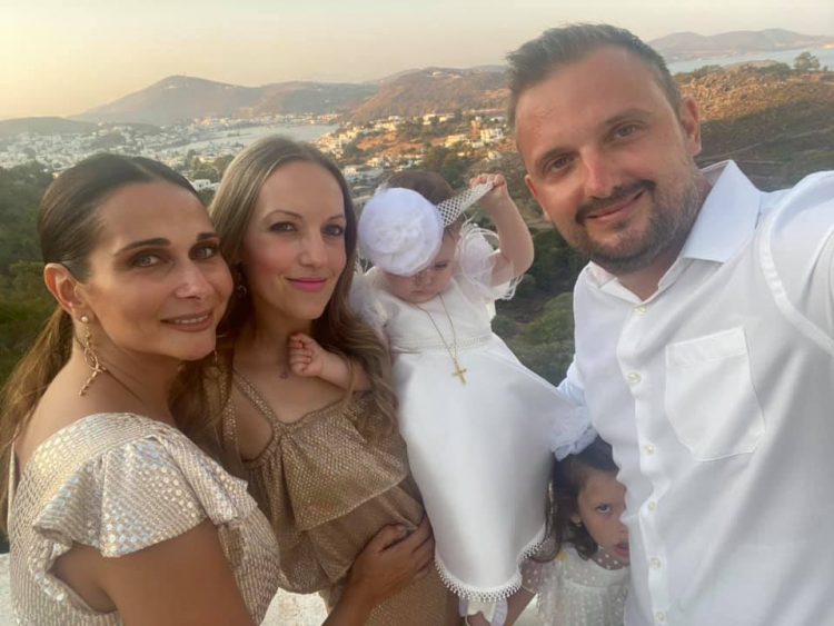 Στο Σπήλαιο της Αποκάλυψης βάφτισαν τη μικρή Μελίνα ο αντιδήμαρχος Άκης Αναστασίου και η σύζυγός του