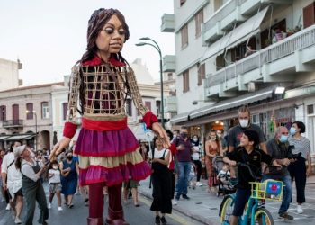150 λουλούδια για τη μικρή Αμάλ και την προσφυγιά στα Τρίκαλα