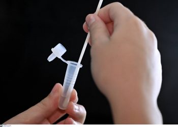 Ποιοι ανεμβολίαστοι που επιστρέφουν από διακοπές δικαιούνται δωρεάν self test από αύριο Δευτέρα