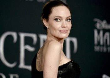 Στο νοσοκομείο η Angelina Jolie – Οι φωτογραφίες στην αγκαλιά των παιδιών της