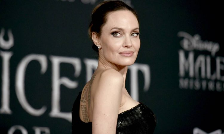 Στο νοσοκομείο η Angelina Jolie – Οι φωτογραφίες στην αγκαλιά των παιδιών της