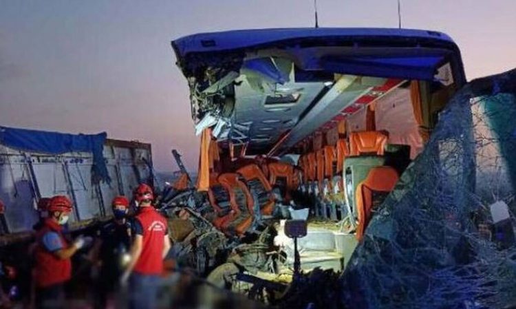 Τουρκία: Εννέα νεκροί σε σύγκρουση λεωφορείου με φορτηγό – Σοκαριστικές εικόνες