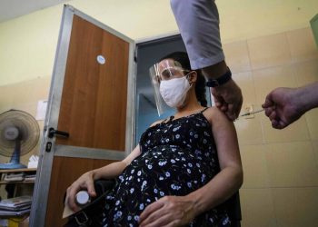 CDC: Τα εμβόλια κατά του κορονοϊού είναι ασφαλή για τις εγκύους – Δεν αυξάνουν τον κίνδυνο αποβολής